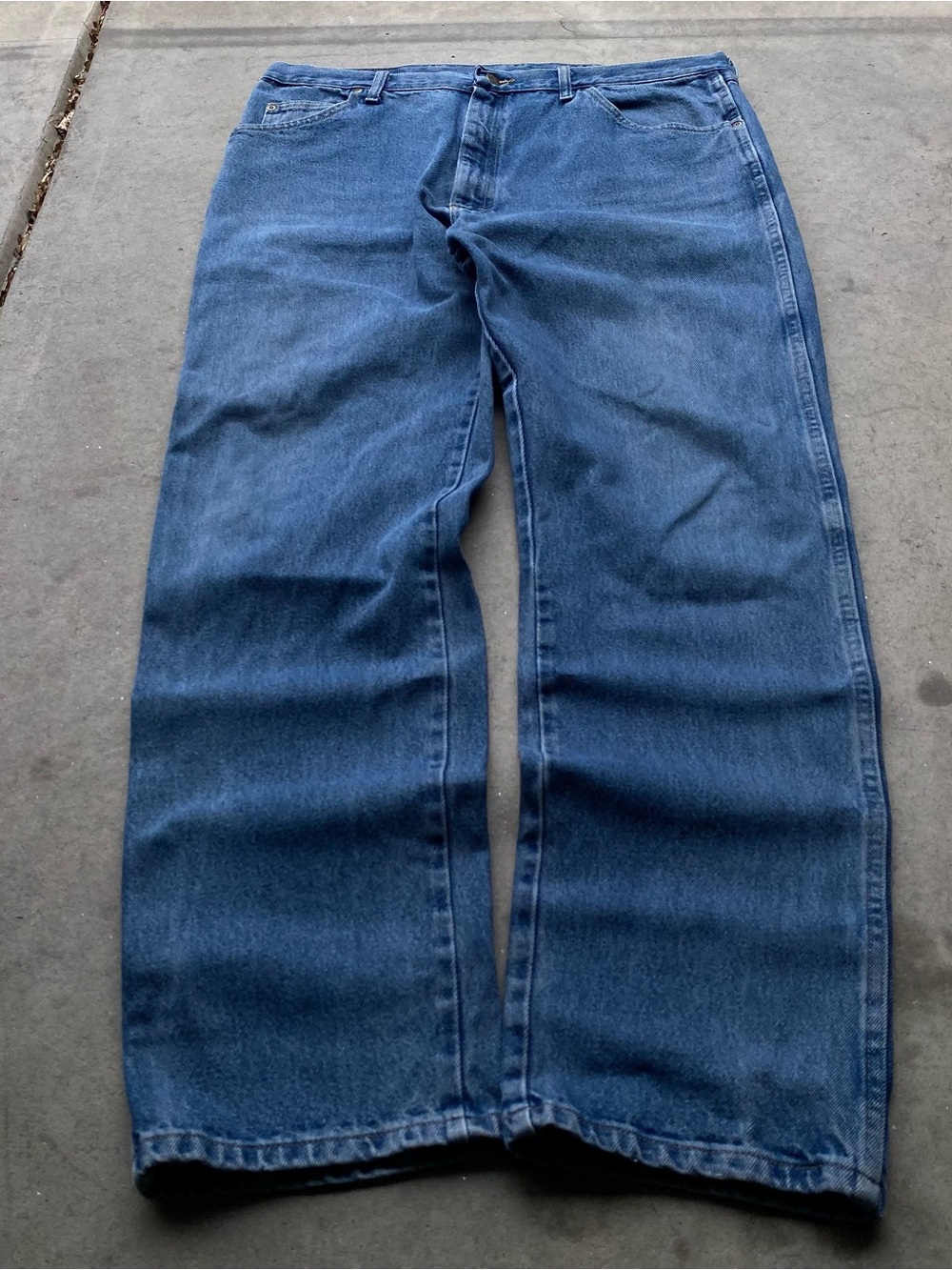 Baggy Wrangler straight leg medium wash denim jeans